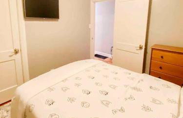 Charming Farmhouse Retreat near Downtown & University Modern Amenities, Fireplace & Porch! - Foto 32