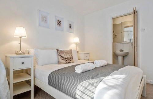 Spacious Apartment with Parking! - Photo 12