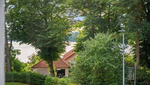 MAISUITES Sperling - Zentrale Ferienwohnung mit Boxspringbett, Kaffeevollautomat, WLAN & seitlichem Seeblick - Foto 2, Garden view