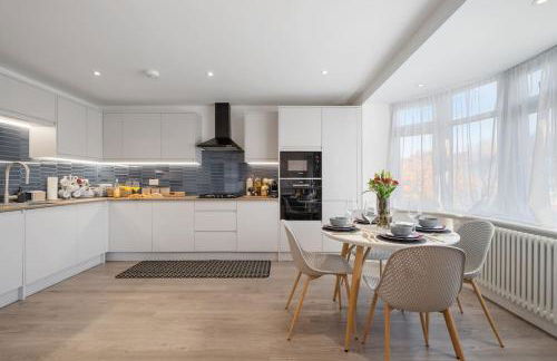 Newly Refurbished 2 Bed Flat - Photo 4