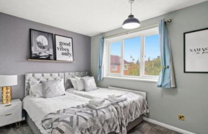 Spacious 3-Bed Home Near M1, Sky TV & Netflix Included 2x Parking Spaces Garden Fast Wifi Contractors Travellers Relocators Leisure Welcome - Foto 15