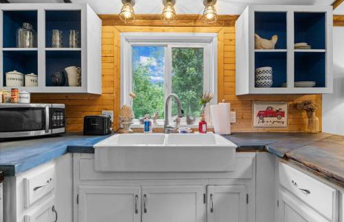 The Heartwood Hideaway-Charming Cabin Getaway-Trails, Creek, and Starry Nights - Foto 61