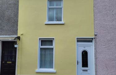 Centrally located 2 bedroom house with garden - Photo 11