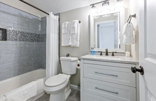 Fully Fenced & Stylish 3BR Near LakePoint Sports - Foto 18