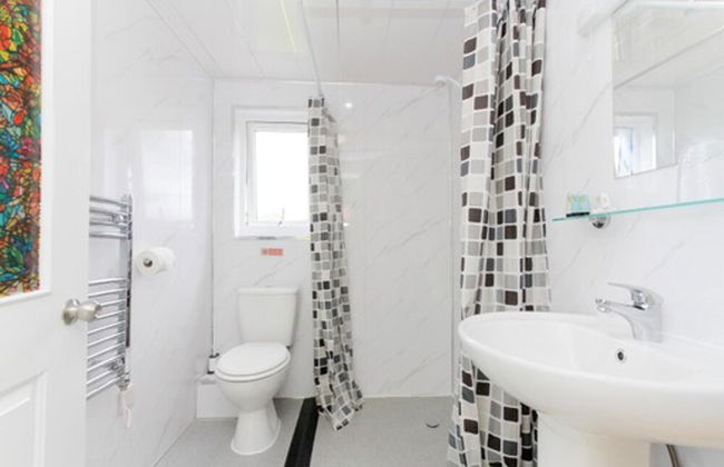 Green Yurt With Hot Tub - Sleeps 3, Parking & Wifi - Photo 12