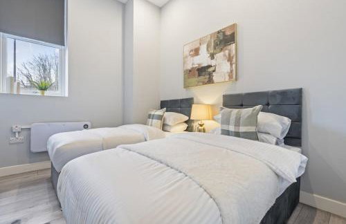 Coulsdon Grand - Sleeps 8 - 5 BR - Free Parking - Foto 20