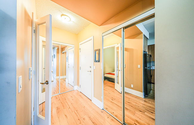 Lake View Luxury Condo by Elite Suites - Photo 11