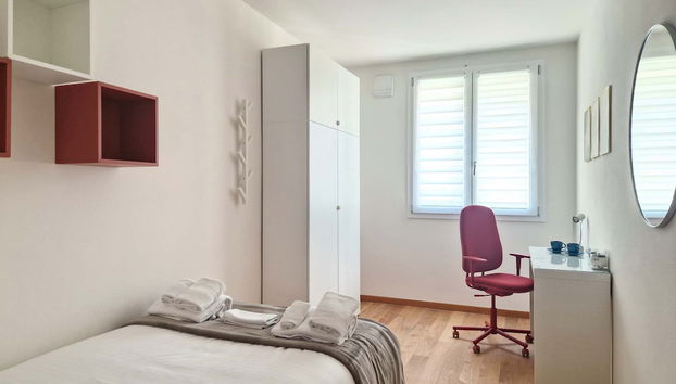 Moderno Bilocale con Terrazzo e Parcheggio - Foto 4, Habitación