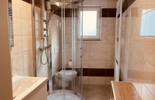 Moderne Ferienwohnung,Sauna im Haus, Parkplatz Hunde willkommen, nahe Schloss, Waldeisenbahn, Hermansbad, UNESCO Geopark, nahe polnischer Markt, Top Lage für Ausflugsziele zum Wandern oder Radfahren - Foto 10