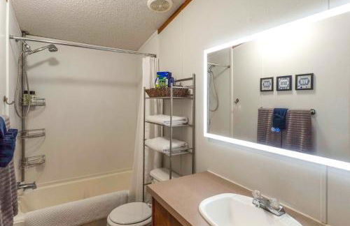 Lakefront Many Vacation Home with Deck and Views - Foto 23