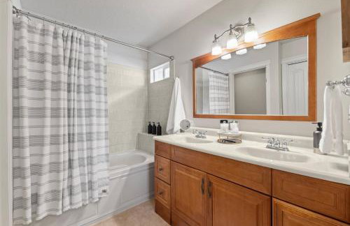 Fire Pit Getaway Shops and Dining 70in TV - Foto 22