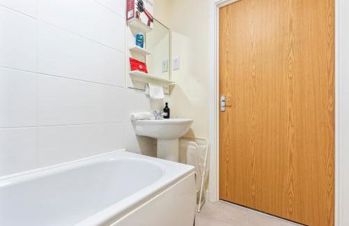 Balmoral Court -Sleeps 6 - Free Parking with Workspace - Balcony & High-Speed WiFi - Foto 29