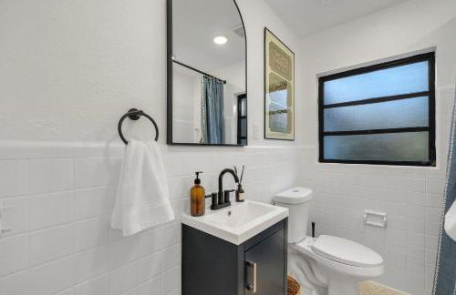 Spacious 4BD - Central Stay with Backyard & Games - Foto 24