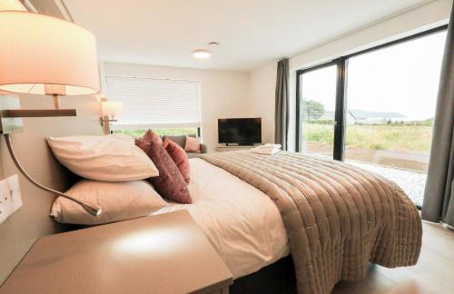 Black Barn Skye - Contemporary 3 bed / 4 bath home - Photo 16