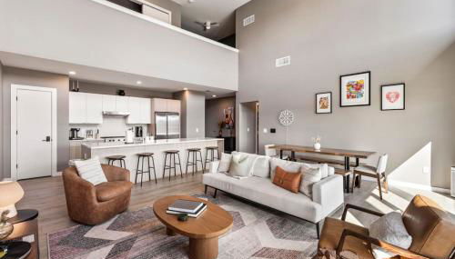 Penthouse Luxury with Pool Patio and City View plus Walk to Broadway - Foto 2