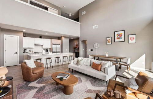 Penthouse Luxury with Pool Patio and City View plus Walk to Broadway - Foto 2
