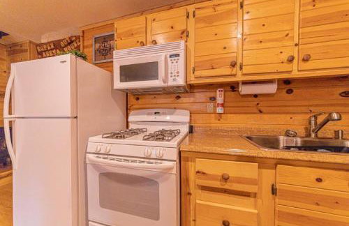 Cabin #6 Bobcat Bunkhouse - Pet Friendly - King Bed - Sleeps 4 - Photo 6