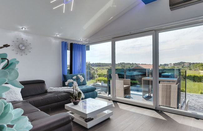 Modern Villa With Private Pool Consisting of 2 Apartments Near the Beach - Photo 12