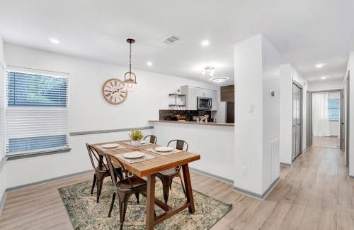 Treehouse Retreat 2Bed 2Bath Entire Townhome in The Woodlands - Foto 13