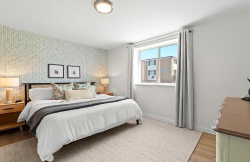 Bright & Spacious Flat Near the Heart of Royal Oak - Photo 5