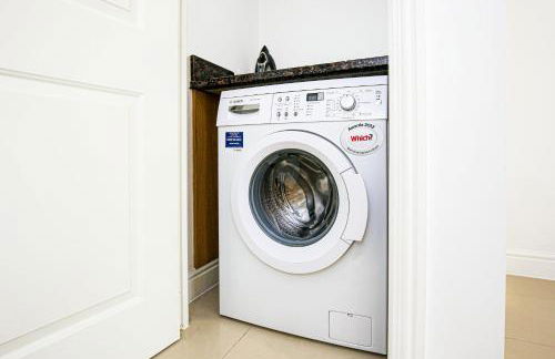 Upscale 3 Bedroom 3 Bathroom Detached House - Central Location - Free Driveway Parking, 75'' Smart TV, Fast WiFi and Snug Room by Yoko Property - Foto 19