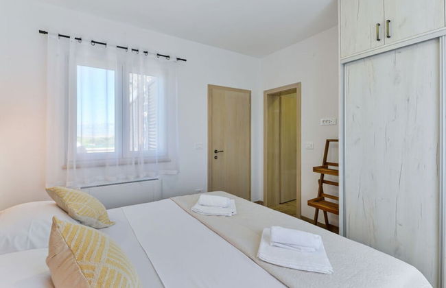 With Pool, Jacuzzi and Sauna - Photo 4