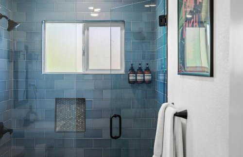 NEW Retro Escape 70's Vibes Wellness Game Room - Foto 43