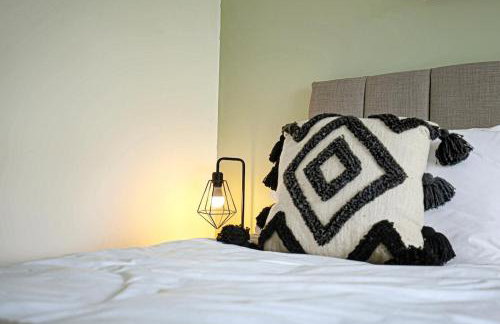 Grace House - Prime Location - Driveway Parking, Pool Table, Fast Wifi, Self Check-In and Smart TV with Sky TV and Netflix by Yoko Property - Photo 16