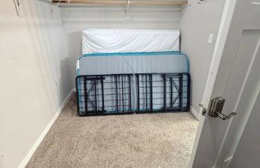 Spacious Home with Private Pool - Photo 42