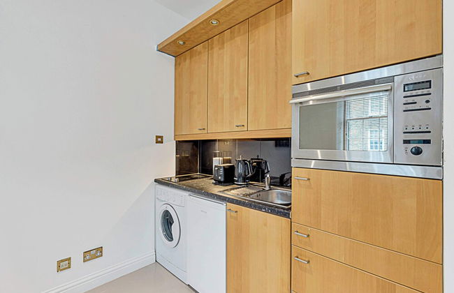 A One-bedroom Apartment Situated In Central London - Foto 9