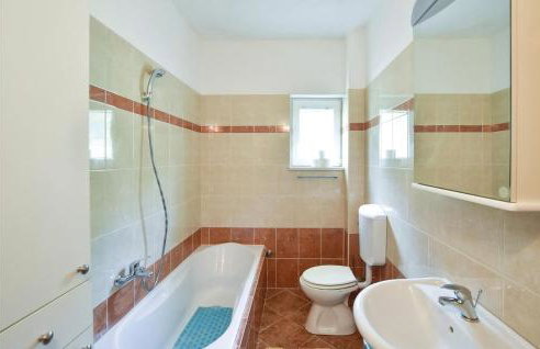 Two-Bedroom Apartment In Ostrvica - Photo 21