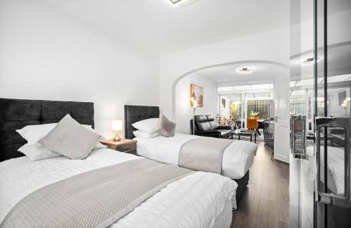 Marcot House Modern 5 bedroom house Solihull 10 mins drive from bhx & nec private off road parking - Foto 41