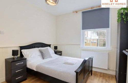 Centrally Tucked Away Private 4bed - Free parking! By Hinkley Homes Short Lets & Serviced Accommodation - Foto 37