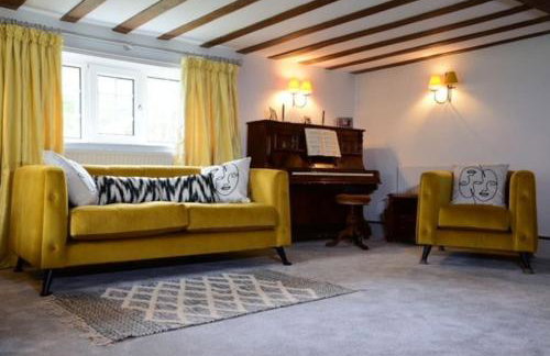 Stunning Manor Farmhouse - Photo 3