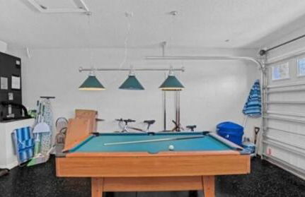 Spacious 3 bedroom pool home with lake view - Foto 20