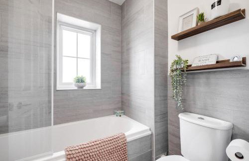 Wheatley House - Great Location - Free Parking, Self-Check-In, Fast Wifi and Smart TVs by Yoko Property - Foto 10