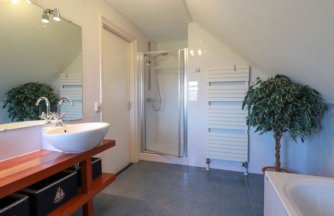 Thatched Villa With Bath in a Holiday Park - Foto 15