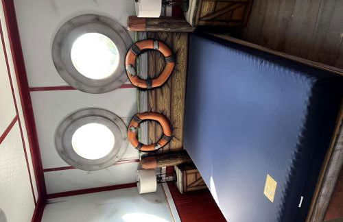 Experiment a Real Glamping Exterience at this Picturesque Boat in Bayfield, Wisconsin - Foto 6