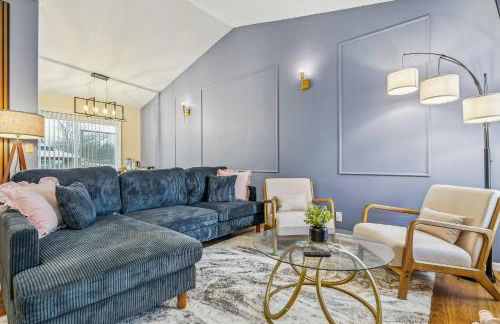 Kings, 75" TV & Backyard Fun - NearWesley - Foto 1