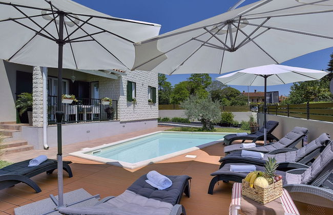 Superb Modern Villa With Pool, Large Fenced Yard Near the Beach - Foto 22