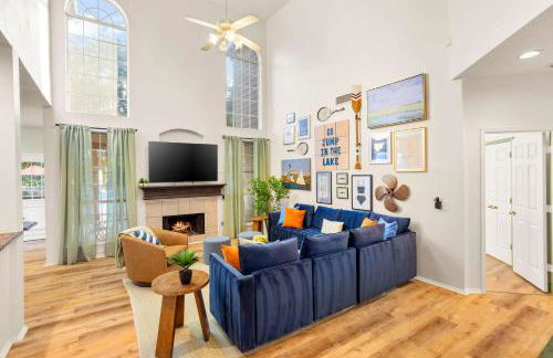 Resort Style Backyard Pool Pickleball Court - Foto 13