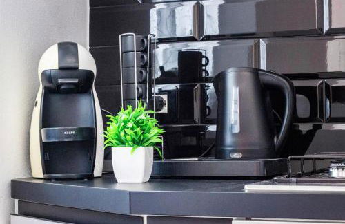 Black & White or Pop Art - Design Apartments with Parking & WiFi - Photo 9