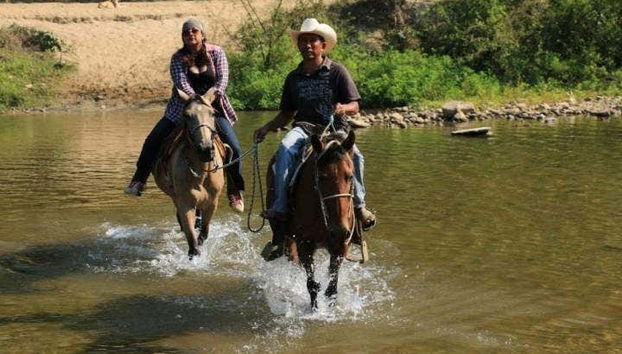 Cavalgando por um dos trechos do rio Maíz