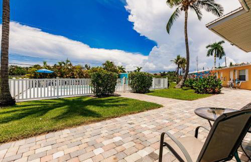 Poolfront Cottage Near Beach with Full Kitchen! - Foto 6