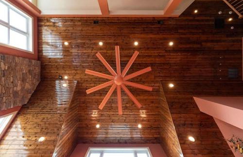 Riverbend Lodge Spacious Riverfront Home with Hot Tub Pool & Mountain view - Foto 19