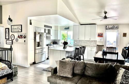 Hot Tub Steam Shower Gym in Charming Family Home! - Photo 1