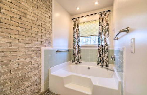 Pet-Friendly Cottage with Game Room and Fire Pit! - Foto 18