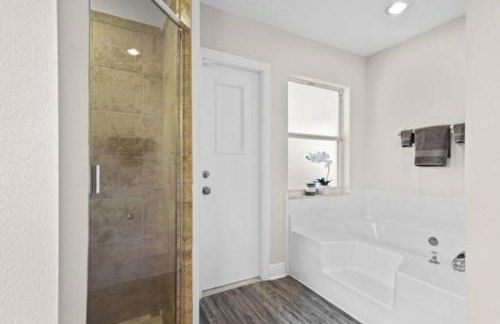 Retreat with Heated Pool in a Serene Community - Foto 12