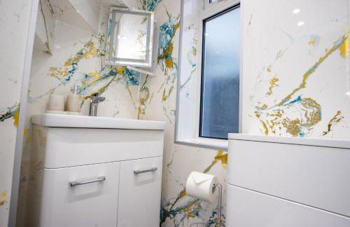 Sunny 3BR Home Near Portsmouth Park - Photo 23