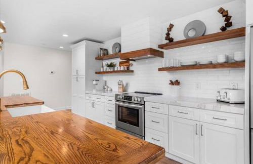 Comforting Lakeside Retreat in Gated Community - Foto 25